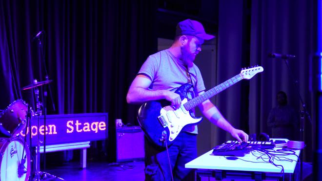 Konstantin Kaspar is playing Music on his loopstation